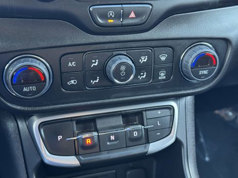 Used 2024 GMC Terrain SLT image 17