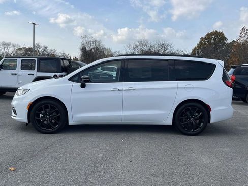 New 2026 Chrysler Pacifica Limited w/ S Appearance Package image 5