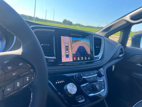New 2027 Chrysler Pacifica Limited w/ S Appearance Package FWD image 30