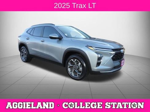 Used 2025 Chevrolet Trax LT w/ LT Convenience Package image 1