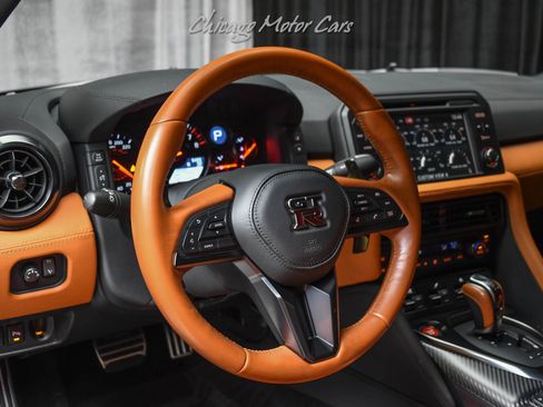 Used 2017 Nissan GT-R Premium w/ Premium Interior Package AWD/4WD image 9
