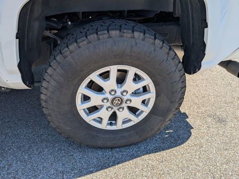 Used 2025 Toyota Tacoma SR5 AWD/4WD image 28