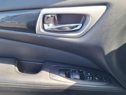 Used 2020 Nissan Pathfinder SV FWD image 17