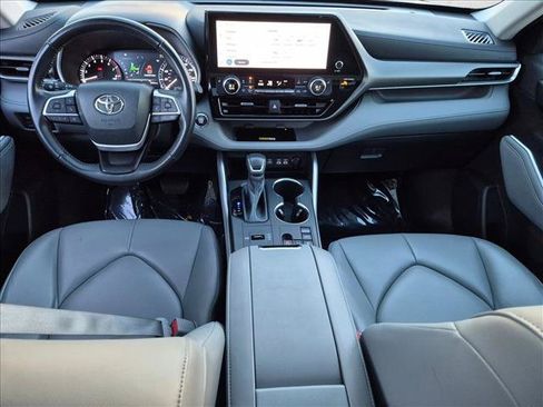 Used 2023 Toyota Highlander XLE FWD image 17
