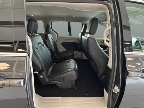 Used 2022 Chrysler Pacifica Touring-L FWD image 23