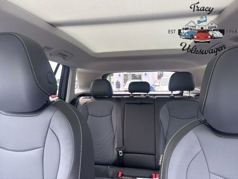 New 2025 Volkswagen Tiguan SE image 17