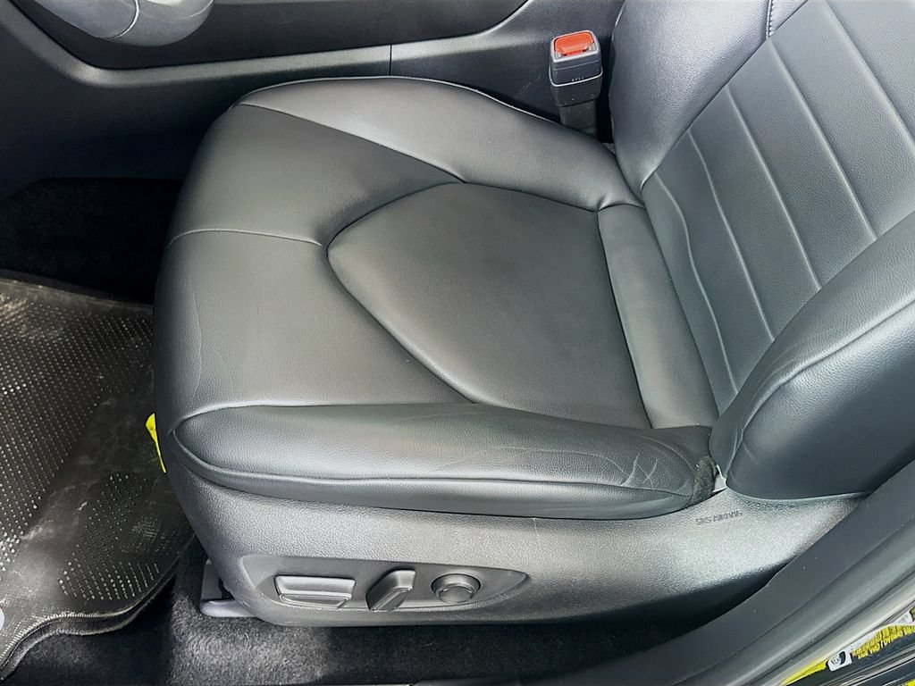 Used 2024 Toyota Highlander XLE FWD image 19