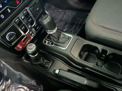 Used 2025 Jeep Gladiator Rubicon w/ Convenience Group image 18