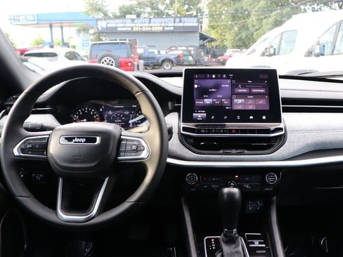 Used 2024 Jeep Compass Latitude AWD/4WD image 17