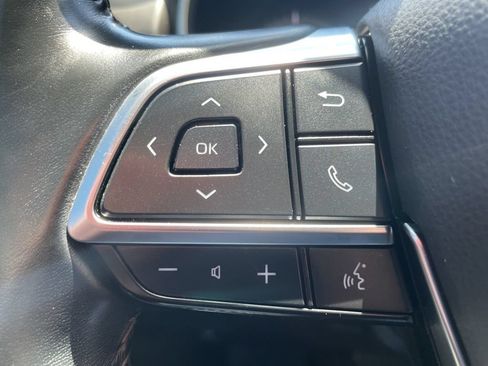 Used 2021 Toyota Highlander XLE AWD/4WD image 16