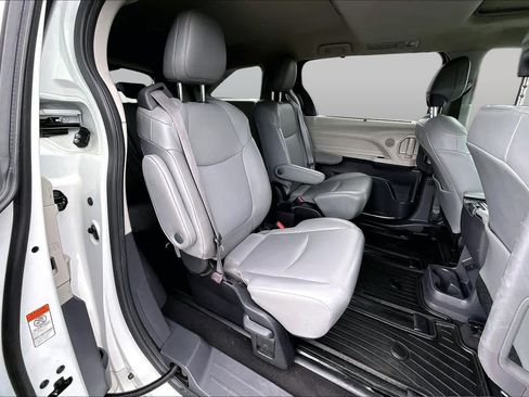 Used 2022 Toyota Sienna XLE w/ XLE Plus Package FWD image 20