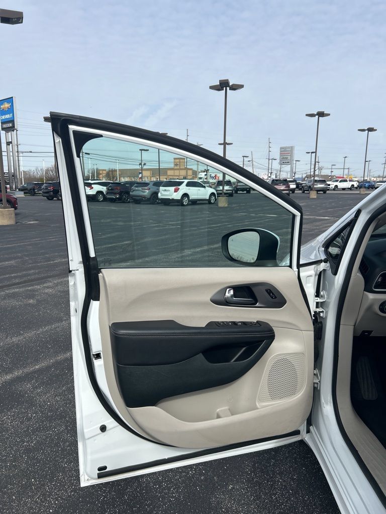 Used 2023 Chrysler Pacifica Touring-L FWD image 24