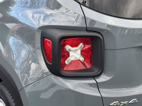 Used 2018 Jeep Renegade Latitude image 28