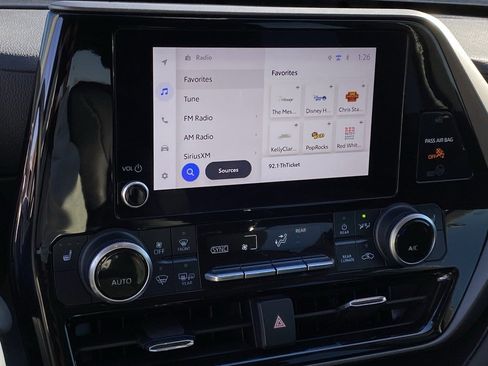 Used 2023 Toyota Highlander XLE image 16