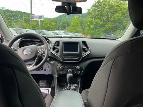 Used 2019 Jeep Cherokee Latitude w/ Popular Appearance Group FWD image 15