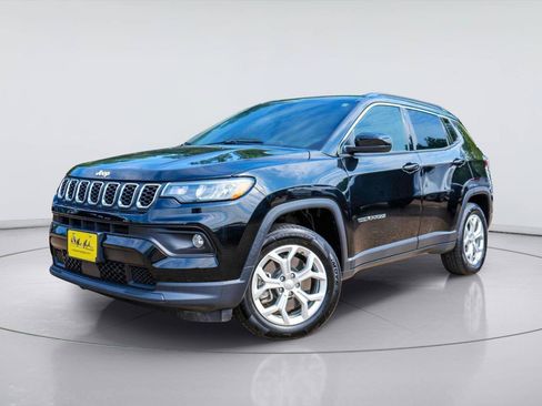 Used 2024 Jeep Compass Latitude AWD/4WD image 1