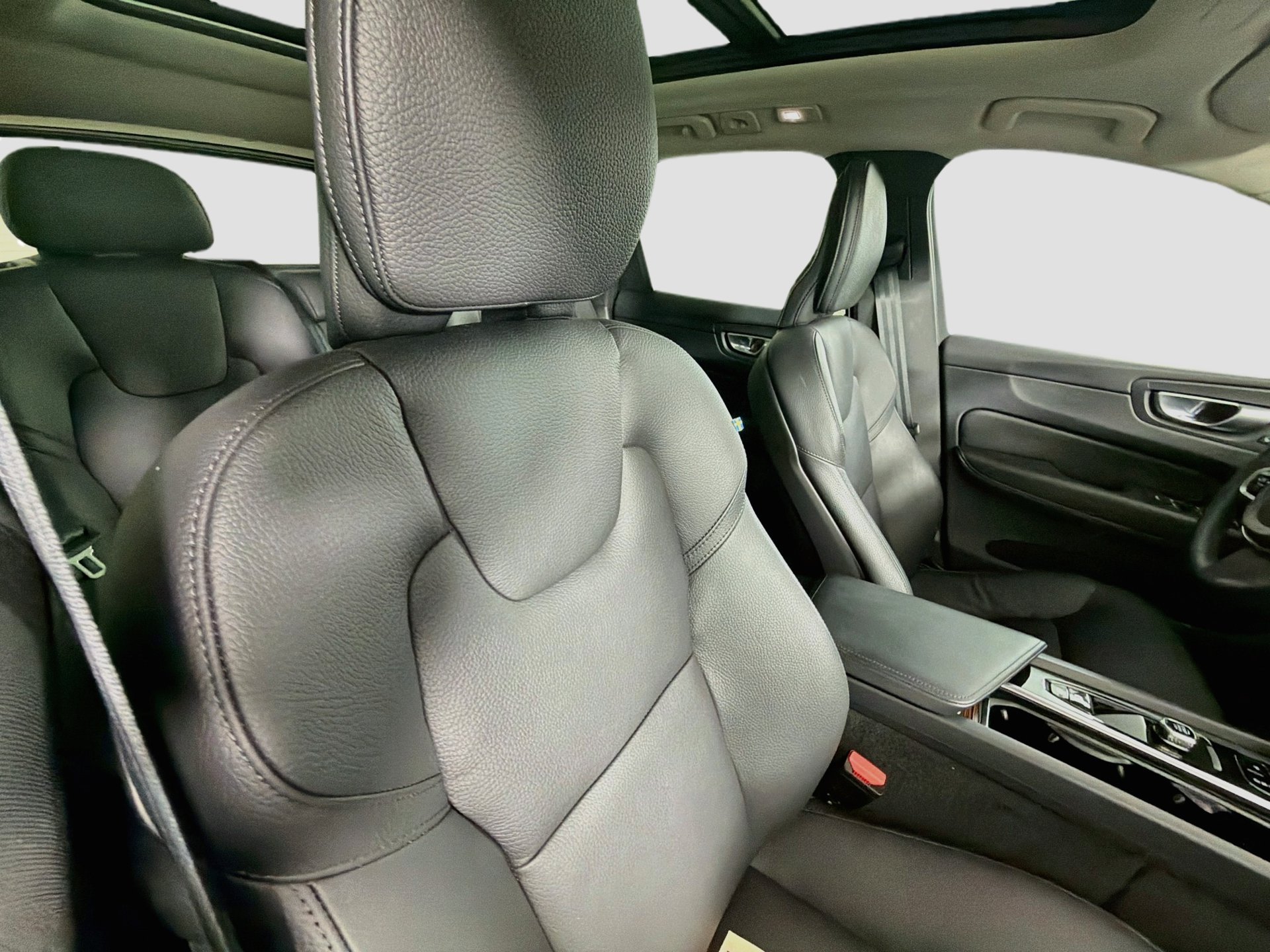 Used 2024 Volvo XC60 B5 Plus w/ Protection Package Premier AWD/4WD image 27