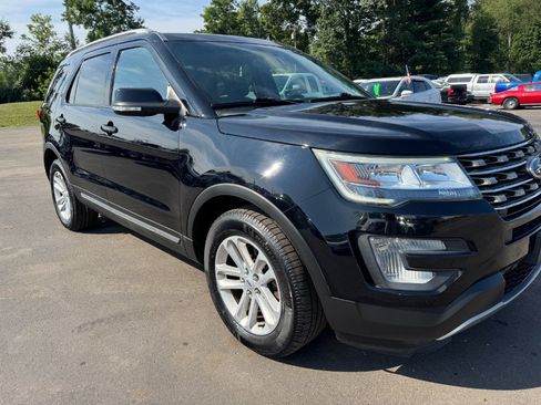 Used 2017 Ford Explorer XLT w/ Equipment Group 202A FWD image 12