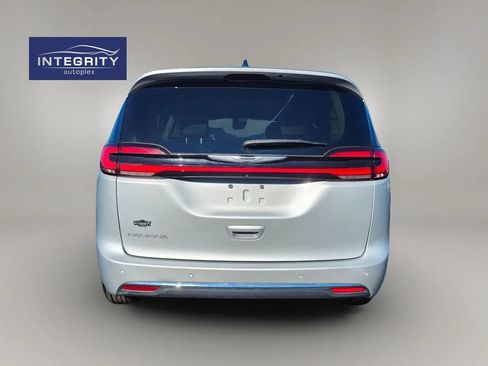 Used 2024 Chrysler Pacifica Touring-L FWD image 4