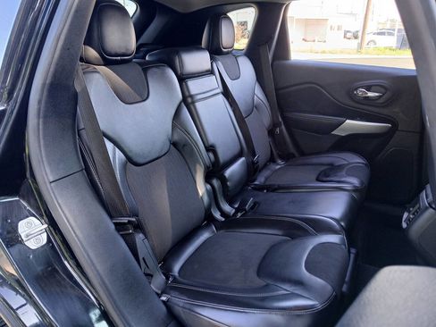 Used 2018 Jeep Cherokee Latitude Plus FWD image 15
