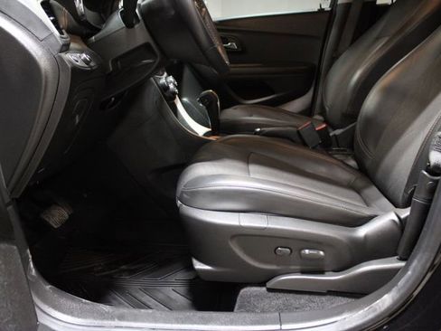 Used 2022 Chevrolet Trax LT w/ LT Convenience Package image 19