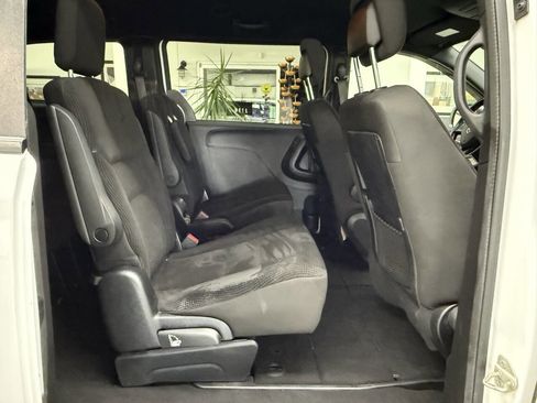 Used 2019 Dodge Grand Caravan SE FWD image 14