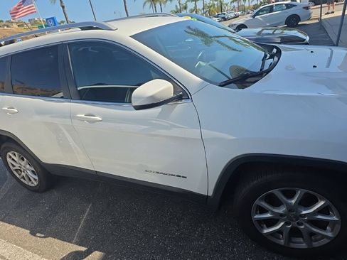 Used 2016 Jeep Cherokee Latitude FWD image 4