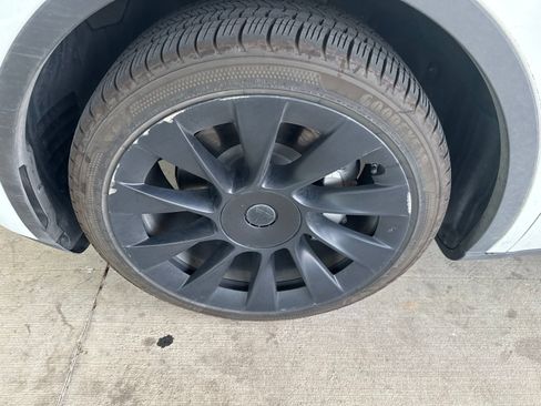 Used 2024 Tesla Model Y Long Range AWD/4WD image 2