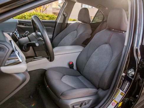 Used 2018 Toyota Camry LE image 13