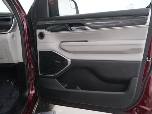 Used 2022 Jeep Wagoneer Series III w/ Premium Group I AWD/4WD image 9