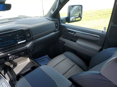 Used 2025 Chevrolet Silverado 2500 ZR2 w/ Technology Package AWD/4WD image 11