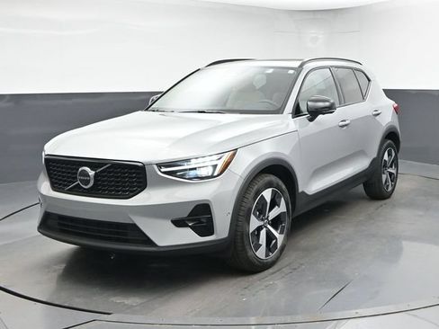 Used 2026 Volvo XC40 B5 Plus AWD/4WD image 3