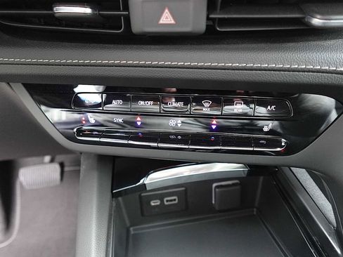 Used 2023 Buick Envision Essence image 19