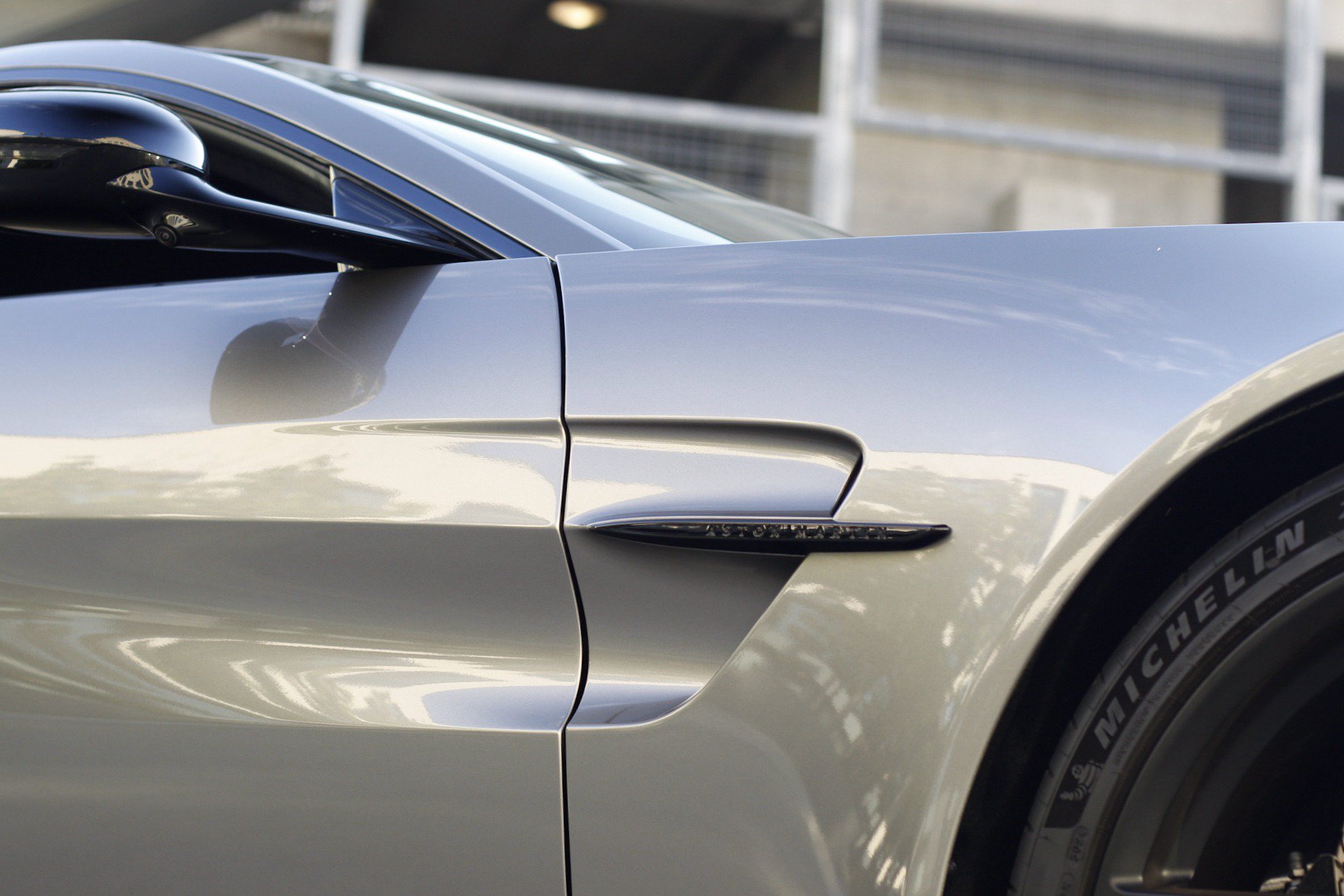 Used 2025 Aston Martin V8 Vantage Coupe RWD image 19