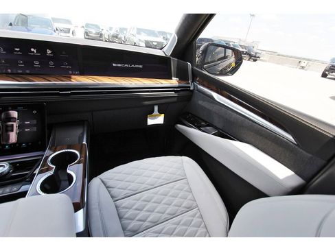 New 2026 Cadillac Escalade Platinum Sport w/ LPO, ONYX Package AWD/4WD image 10