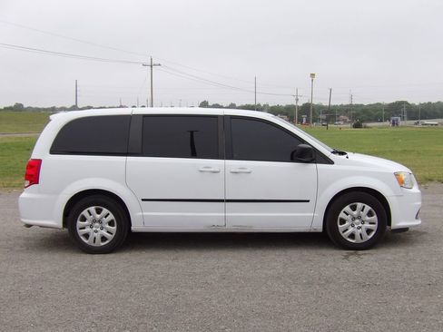 Used 2016 Dodge Grand Caravan SE w/ Quick Order Package 29E SE FWD image 4
