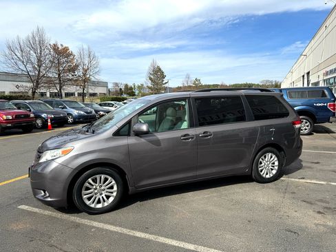 Used 2011 Toyota Sienna Limited image 23