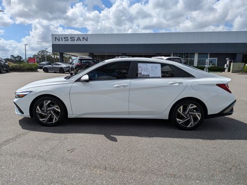 Used 2025 Hyundai Elantra SEL FWD image 7