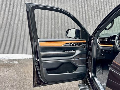 Used 2022 Jeep Grand Wagoneer Series III w/ Rear Seat Video Group 1 image 14