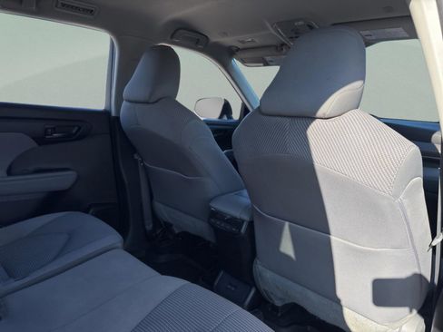 Used 2023 Toyota Highlander LE image 37