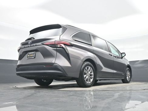 Used 2021 Toyota Sienna XLE image 30
