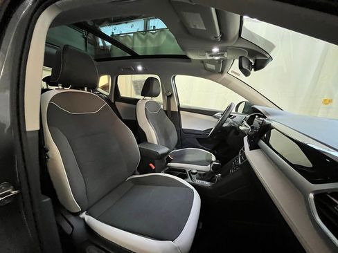 Certified 2025 Volkswagen Taos SE image 13