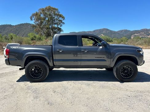 Used 2017 Toyota Tacoma TRD Sport w/ Tow Package RWD image 6