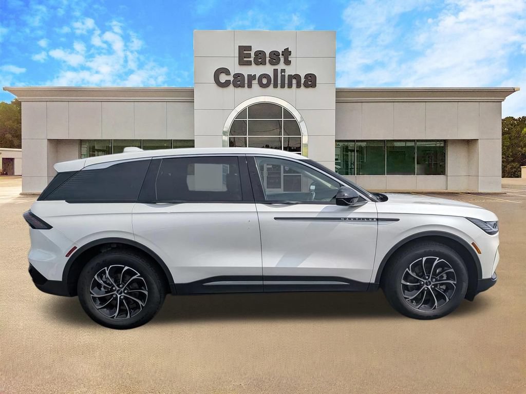 Used 2025 Lincoln Nautilus Premier AWD/4WD image 2