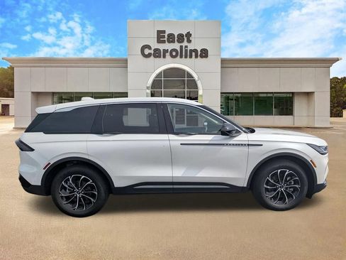 Used 2025 Lincoln Nautilus Premier AWD/4WD image 2