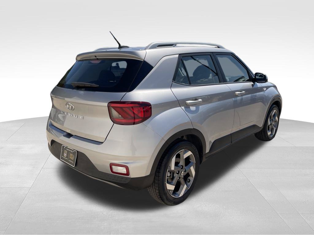 Used 2025 Hyundai Venue SEL FWD image 5