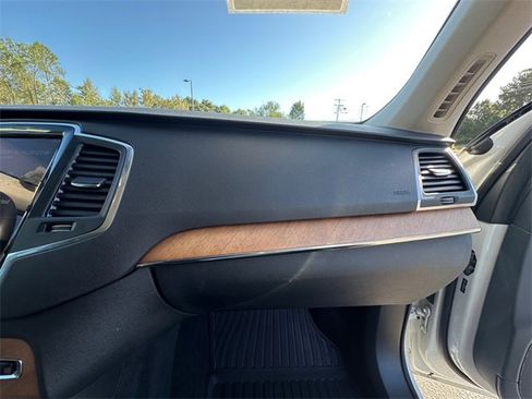 Used 2021 Volvo XC90 T6 Momentum w/ Climate Package image 16