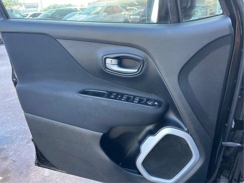 Used 2020 Jeep Renegade Latitude FWD image 17