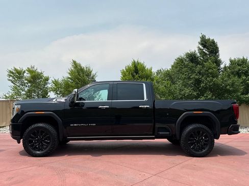 Used 2021 GMC Sierra 2500 Denali w/ Denali Black Diamond Edition AWD/4WD image 4