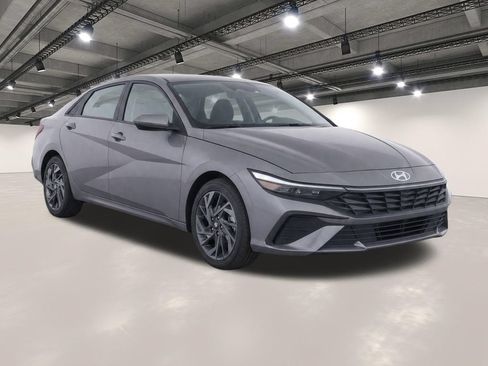 Used 2024 Hyundai Elantra SEL FWD image 2